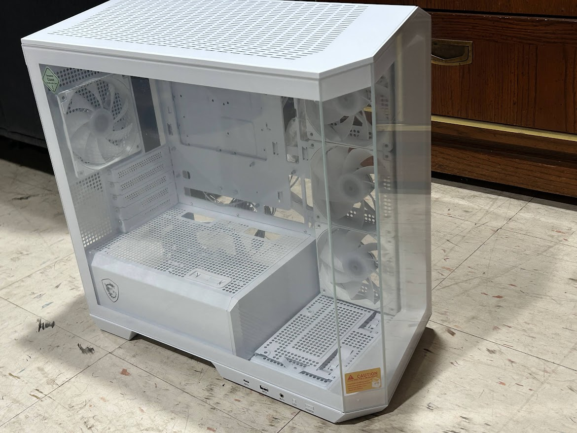 Actual white MSI MAG PANO 100R PZ case with glass panels